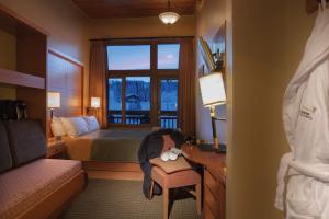 班夫阳光山峦旅舍的酒店客房设有床和窗户。