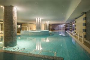 圣欧拉利娅里尔度假大酒店及Spa中心内部或周边的泳池