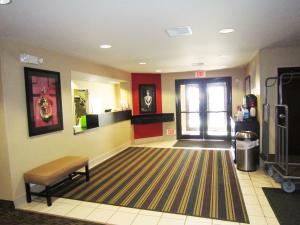杰汉奈Extended Stay America Suites - Columbus - NE - I-270的大堂设有等候室,配有长凳和门