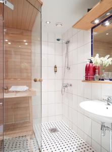 波尔沃帕里新别墅酒店的带淋浴和盥洗盆的浴室