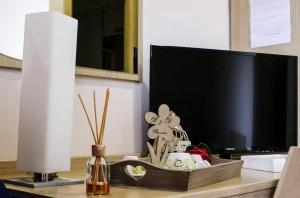 圣塞韦罗Romano B&B的一张桌子、一台电视和一盘食物