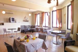 莫奈姆瓦夏安吉拉之家酒店的带桌椅的房间和客厅