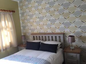 托玛斯镇Viewmount的一间卧室配有一张带图案墙壁的床