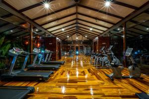 福尔图纳Nayara Springs - Adults Only的健身房,配有一排跑步机和机器