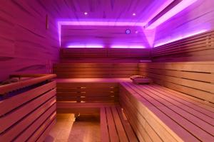 拉布拉罗萨勒酒店的一间室内紫色灯桑拿房