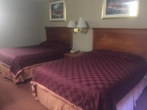 尤里卡尤里卡美国最佳价值套房酒店的酒店客房设有两张床和电话