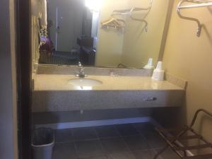 尤里卡尤里卡美国最佳价值套房酒店的一间带水槽和镜子的浴室