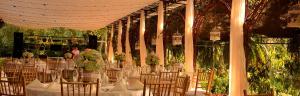 Cachí卡萨纳卡菲塔尔精品酒店的一间设有白色桌子和椅子的房间,并鲜花