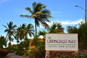 Lindbergh Bay林德伯格湾度假酒店的酒店和别墅前的标志