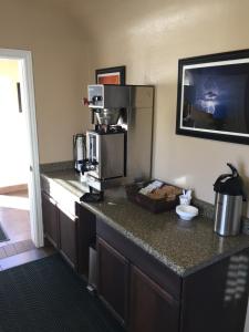 CalienteShady Motel的带咖啡壶的台面的厨房
