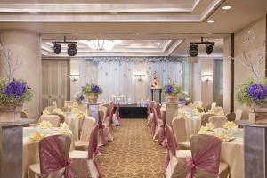 Rendezvous Hotel Singapore by Far East Hospitality餐厅或其他用餐的地方