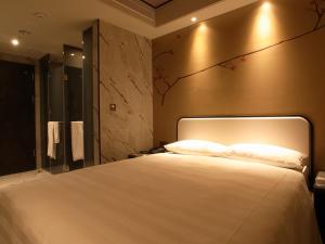高雄德立庄 - 高雄博爱馆的卧室配有一张白色大床