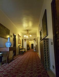 梅迪纳塞利尼科酒店的建筑的走廊,有吊灯