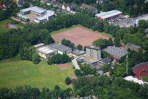 贝尔吉施格拉德巴赫RTB-Hotel - Sportschule的享有带大型公园的建筑的空中景致