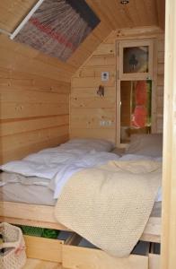 Gorenjcj扬科维奇露营地的小木屋内带两张床的房间