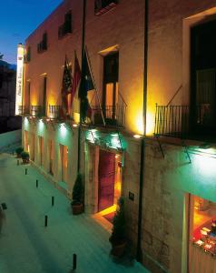 奥里韦拉Sercotel Palacio de Tudemir的建筑的一侧有灯