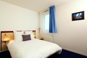 雷恩Appart'City Classic Rennes Beauregard的卧室设有一张白色大床和一扇窗户。