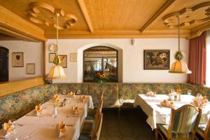 明施特尔Hotel Hauserwirt的餐厅内带两张桌子的用餐室