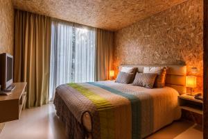 吉马良斯Encosta do Paraíso - Apartamentos Turísticos的酒店客房设有床和窗户。