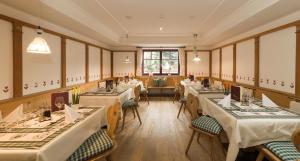 坎波图雷斯黑尔维格酒店的一间带桌椅的用餐室和窗户。