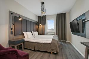 斯德哥尔摩布隆玛梵第一酒店的一间酒店客房,配有一张床和一台电视