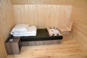 皮拉OTW Płotki的小房间设有一张床和一把椅子