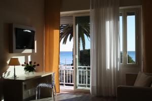 圣雷莫拿破仑酒店的客房设有海景大窗户。