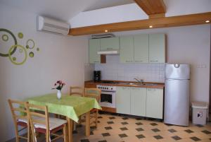 波拉特Apartments Robert的厨房配有桌椅和冰箱。