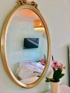 剑桥天使（车站度假屋）的墙上的镜子,房间里的床