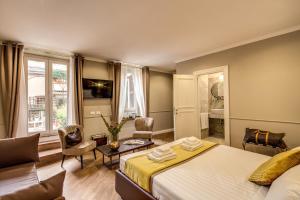 罗马Charme Spagna Boutique Hotel的酒店客房设有床和客厅。
