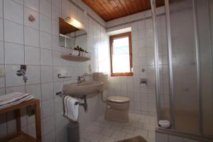 瓦尔赫湖普方德豪夫的浴室配有卫生间、盥洗盆和淋浴。