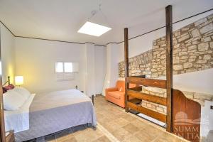 图里Antiche Mura Apartments "Nel Cuore della Puglia"bivani, cucina, terrazzo的一间卧室配有一张床和一个沙发