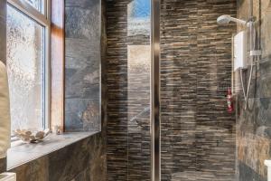 艾尔尹文尔勒宾馆的砖墙浴室内的玻璃淋浴间