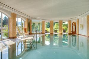上施陶芬DIANA Naturpark Hotel - mit Oberstaufen Plus Golf的一座带窗户的室内泳池