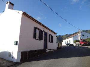 富尔纳斯Casa do Rei的街上有一扇黑门的白色房子