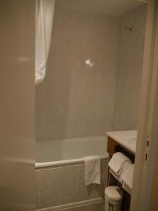 普瓦红衣主教餐厅酒店的带淋浴、浴缸和卫生间的浴室
