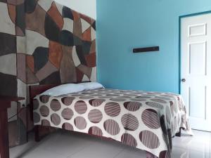 比加瓜Nacientes Lodge的一间卧室配有一张带彩色墙壁的床