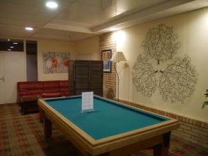 普瓦红衣主教餐厅酒店的大堂在客房内设有台球桌