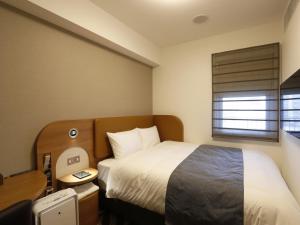 神户神户灿路都大饭店别馆的酒店客房设有床和窗户。