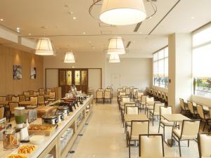 神户神户灿路都大饭店别馆的大型用餐室配有桌椅