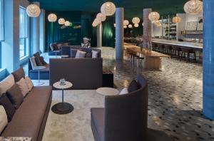 卑尔根桑德尔K酒店的一个带沙发和桌子的大堂和一间酒吧
