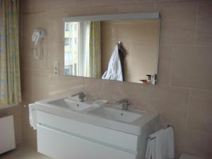 东代恩凯尔克Gastenkamers Centersuites的浴室设有白色水槽和镜子