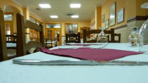 比亚雷亚尔拉玛西亚旅馆兼餐厅的一张桌子,上面有紫色餐巾