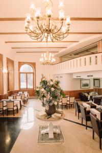 尼特拉Grand Hotel Sole的一个大饭厅,花团锦簇