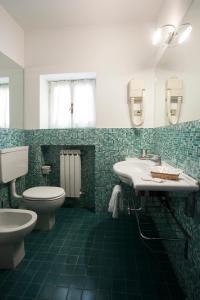 阿拉西奥Residence Sole Mare Alaxi Hotels的一间带卫生间和水槽的浴室