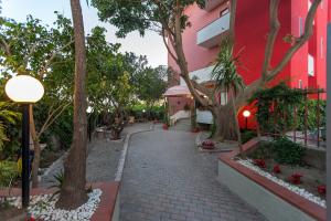 达沃利Hotel Villa Susy的红楼旁的砖砌走道