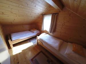 博登斯多夫Ferienhaus Blasge的小木屋内两张床的顶部景观