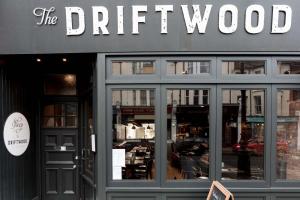 贝克斯希尔The Driftwood Bexhill的商店前方有浮木标志