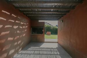 圣拉斐尔Cabañas La Cosecha的带有木门的建筑走廊