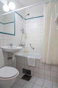 马尔默提特豪特莱特酒店的浴室配有卫生间、盥洗盆和淋浴。